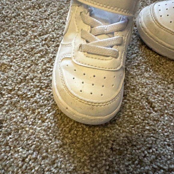 Nike White Kids Shoes - Picture 3 of 4